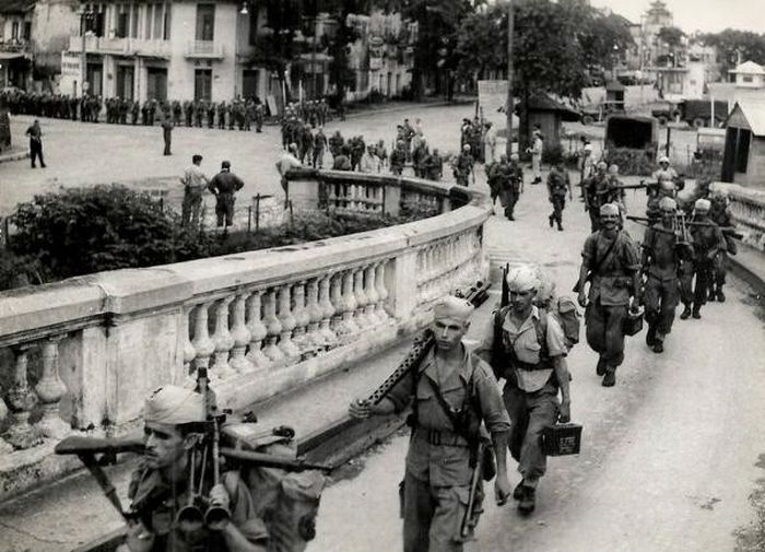 Lính Pháp lên cầu Long Biên để rút khỏi Hà Nội.