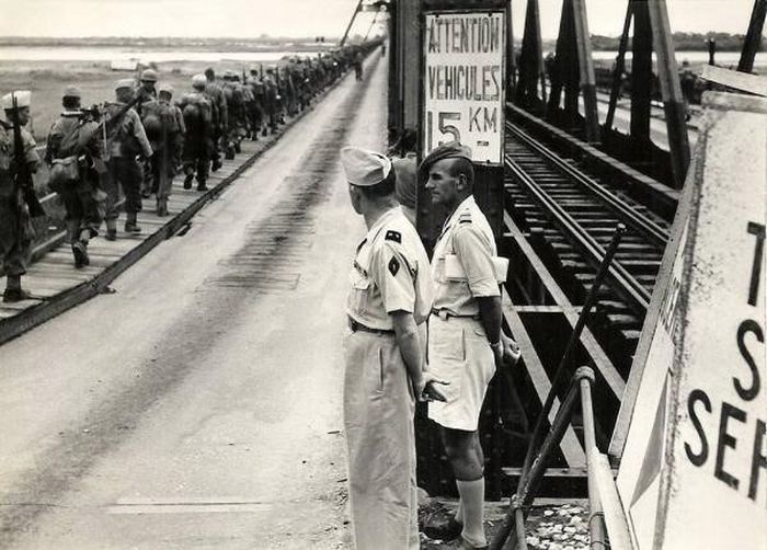 Lính Pháp qua cầu Long Biên rút ra khỏi Hà Nội
