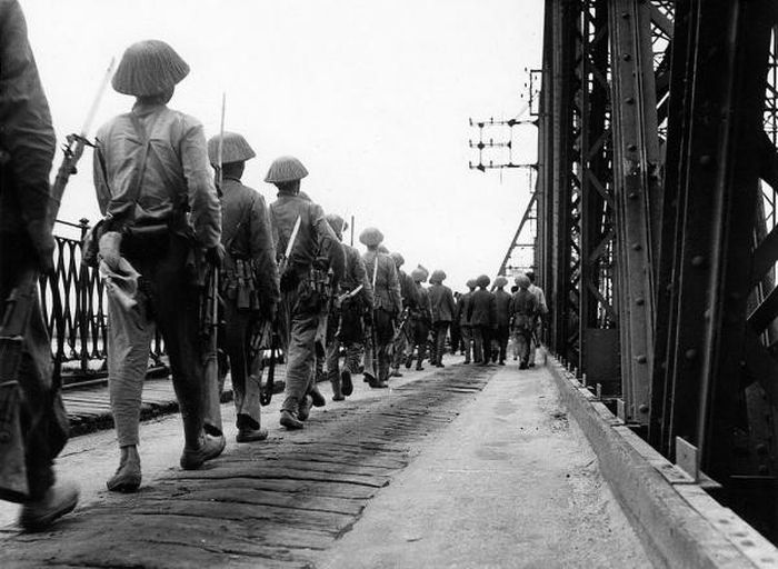 Ở làn đường bên kia cầu, lực lượng Việt Minh hùng dũng tiến vào Hà Nội